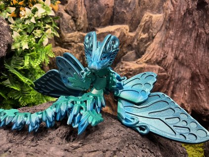 Motýlková dračice s křídly modro zelená délka 39 cm 3D tisk