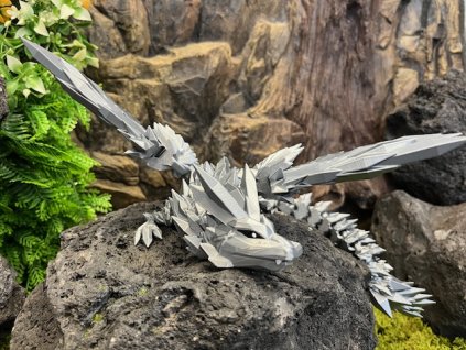Krystalkový drak stříbrný s křídly 46 cm 3D tisk