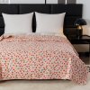 Elegantní růžový přehoz na postel STRAWBERRY s motivem jahod