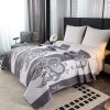 Designový přehoz na postel TIRSO šedo-bílý s peříčkovým motivem