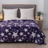 Vánoční deka HVĚZDY fialová z mikroplyše pro klidné a teplé večery