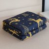 Přehoz na postel GOLDEN DEER tmavě modrý se zimní atmosférou