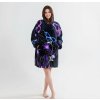 Mikinová deka s rukávy a kapucí VIOLET BUTTERFLY fialová pro chladné večery