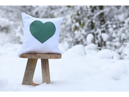Lněný dekorativní povlak na polštář - srdce zelené na bílém