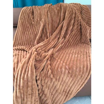 Mikroplyšová deka 150×200 – hebká a hřejivá žebrovaná deka v karamelové barvě