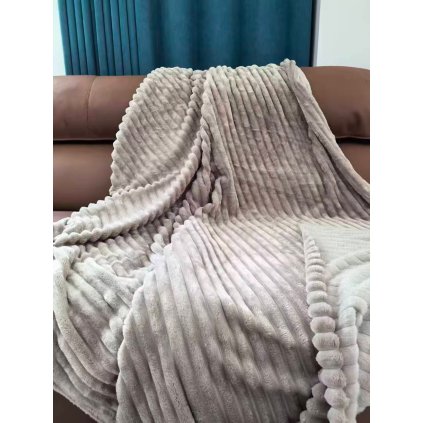 Mikroplyšová deka 150×200 – hebká a hřejivá žebrovaná deka ve světle šedé barvě