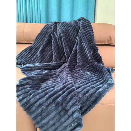 Mikroplyšová deka 150×200 – hebká a hřejivá žebrovaná deka v tmavě modré barvě