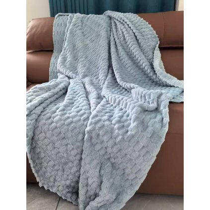 Mikroplyšová deka 150×200 – hebká a hřejivá deka s bublinkovou 3D strukturou ve světle modré barvě