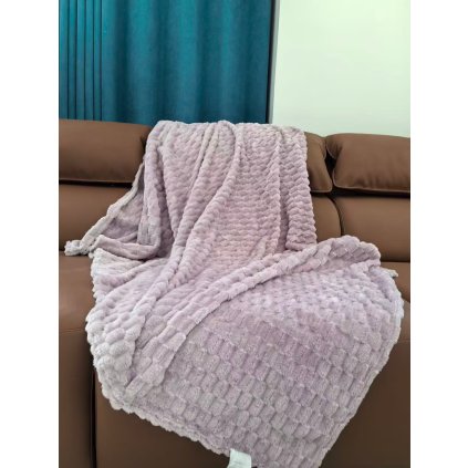 Mikroplyšová deka 150×200 – hebká a hřejivá deka s bublinkovou 3D strukturou ve světle fialové barvě