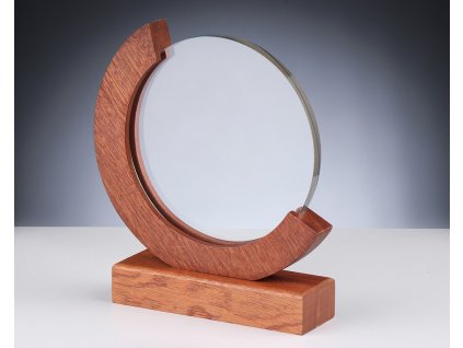 Skleněná trofej ve dřevěném stojanu | Tmavá