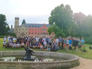 Loni na konci srpna ožil zámecký park na Sychrově discgolfem ⛳🏰 Během víkendového turnaje se zde utkaly desítky hráčů z...