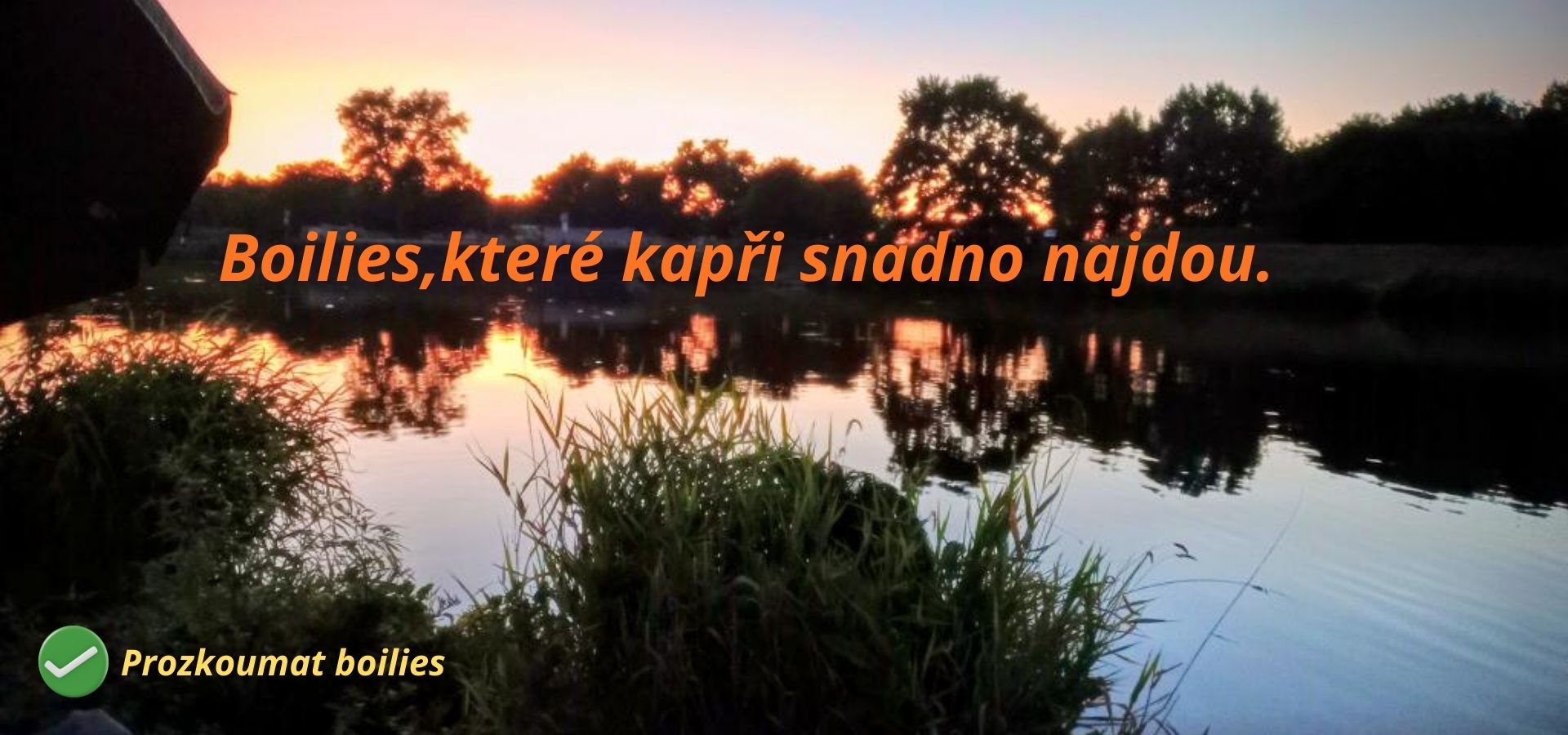 Vodní plocha při západu slunce