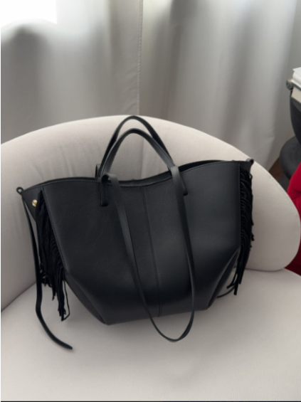 Dámská kožená kabelka Poli maxi s třásněmi, černá