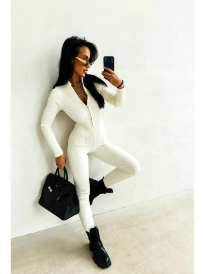 Overal rozepnutý na modelce