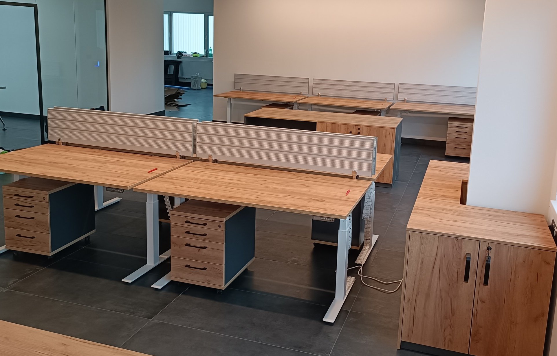 Realizace: 10 výškově nastavitelných stolů DeskTherapy iE5+ BOSCH s kompletním vybavením