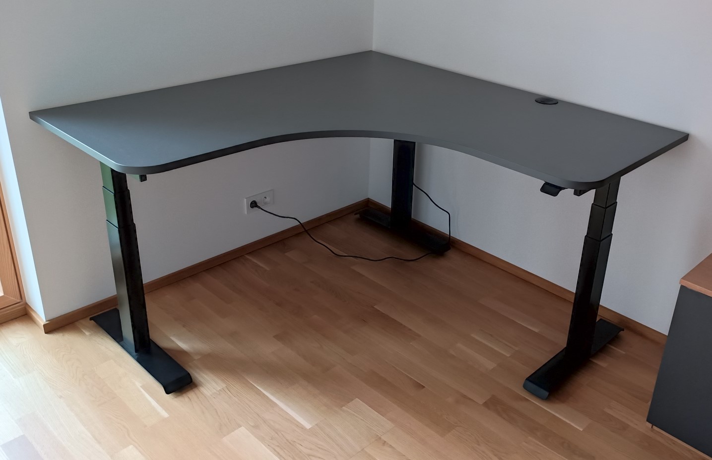 Grafitová deska - rohový výškově nastavitelný stůl