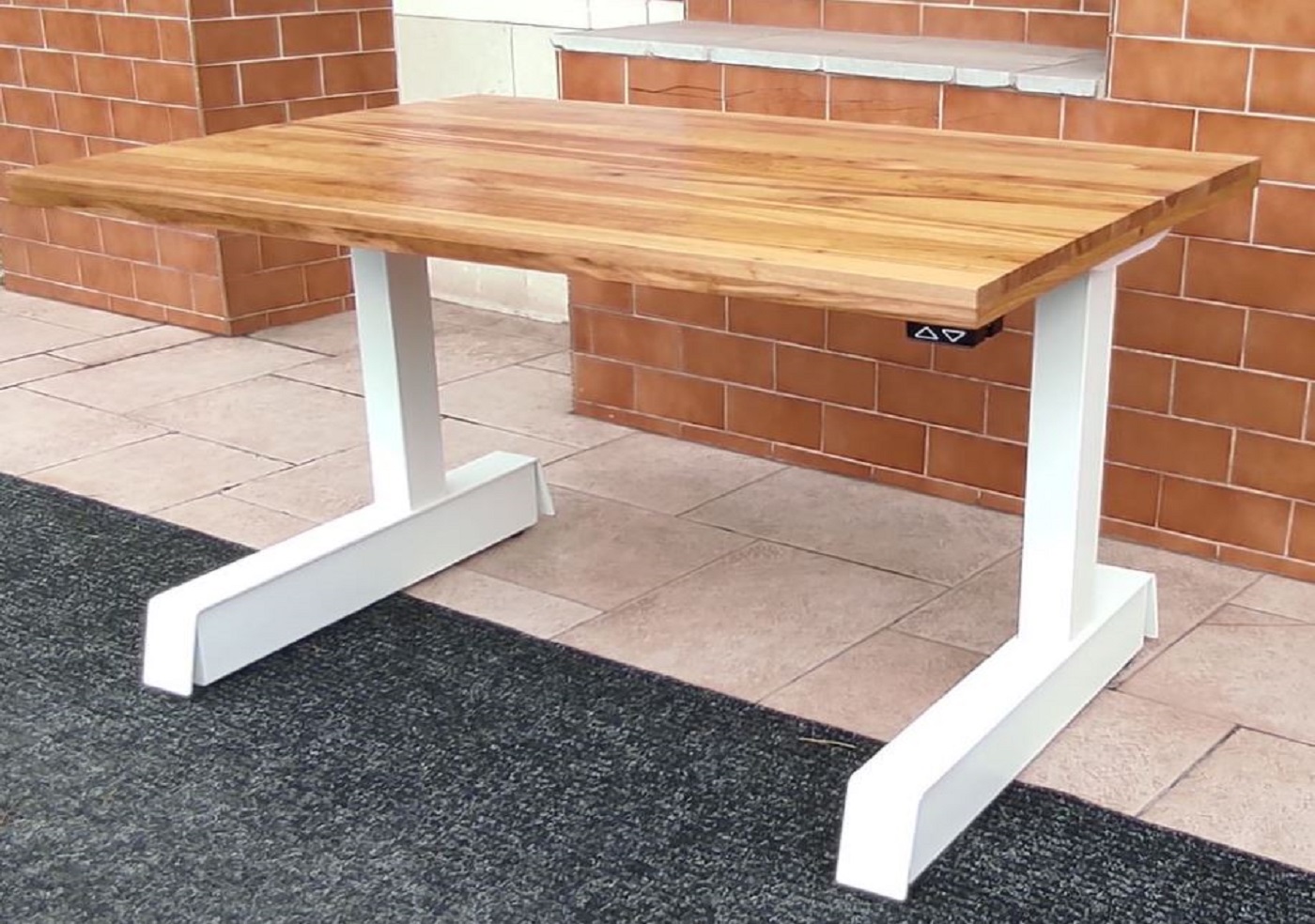 Elektrický polohovací stůl pro vysokého člověka