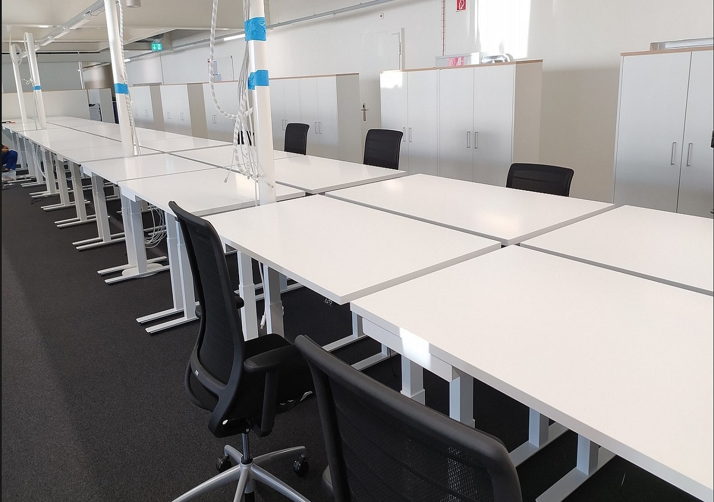 Montáž stolů ve Švýcarsku - DeskTherapy iE5+ Bosch