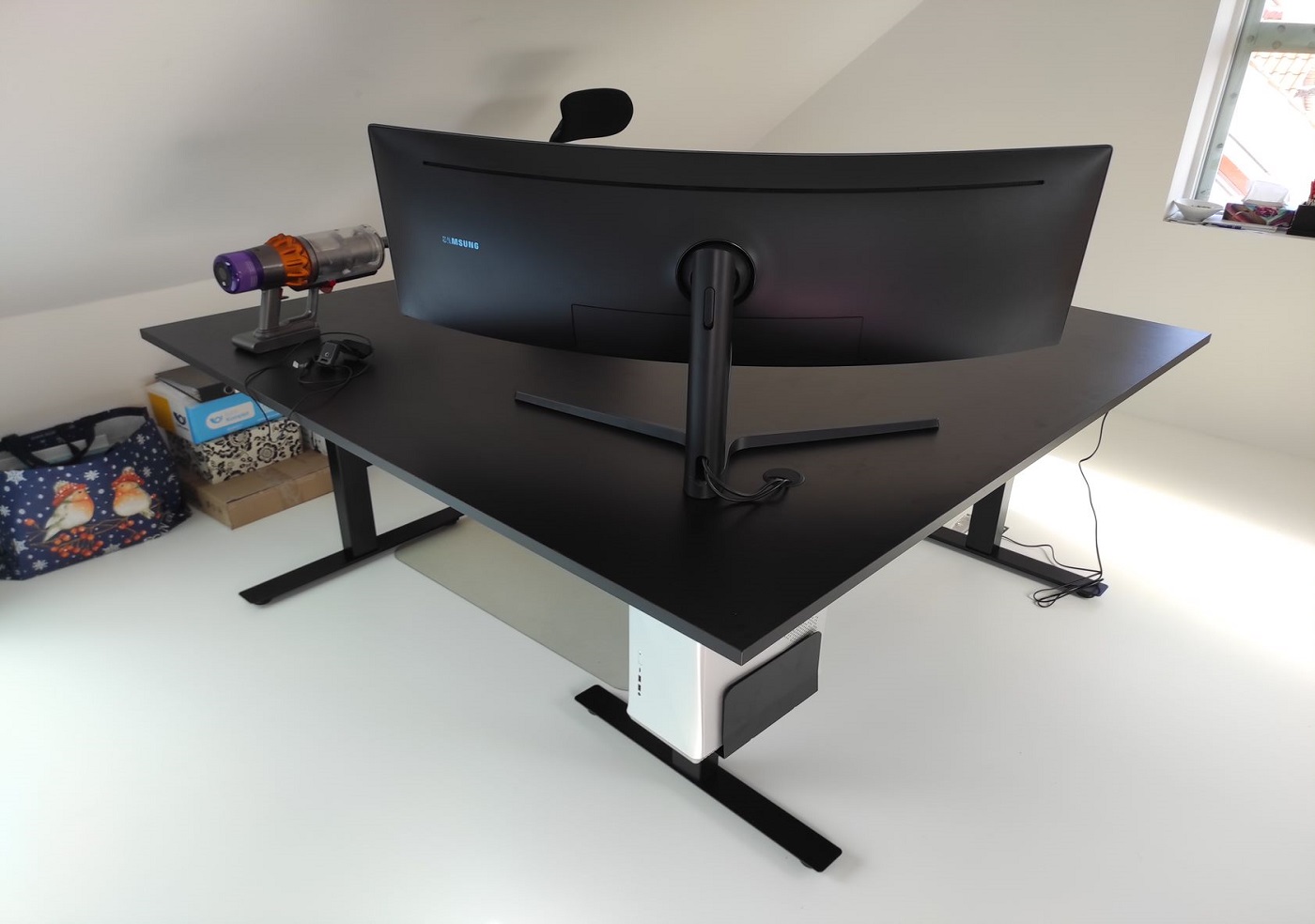 Rohový stůl s velkou deskou