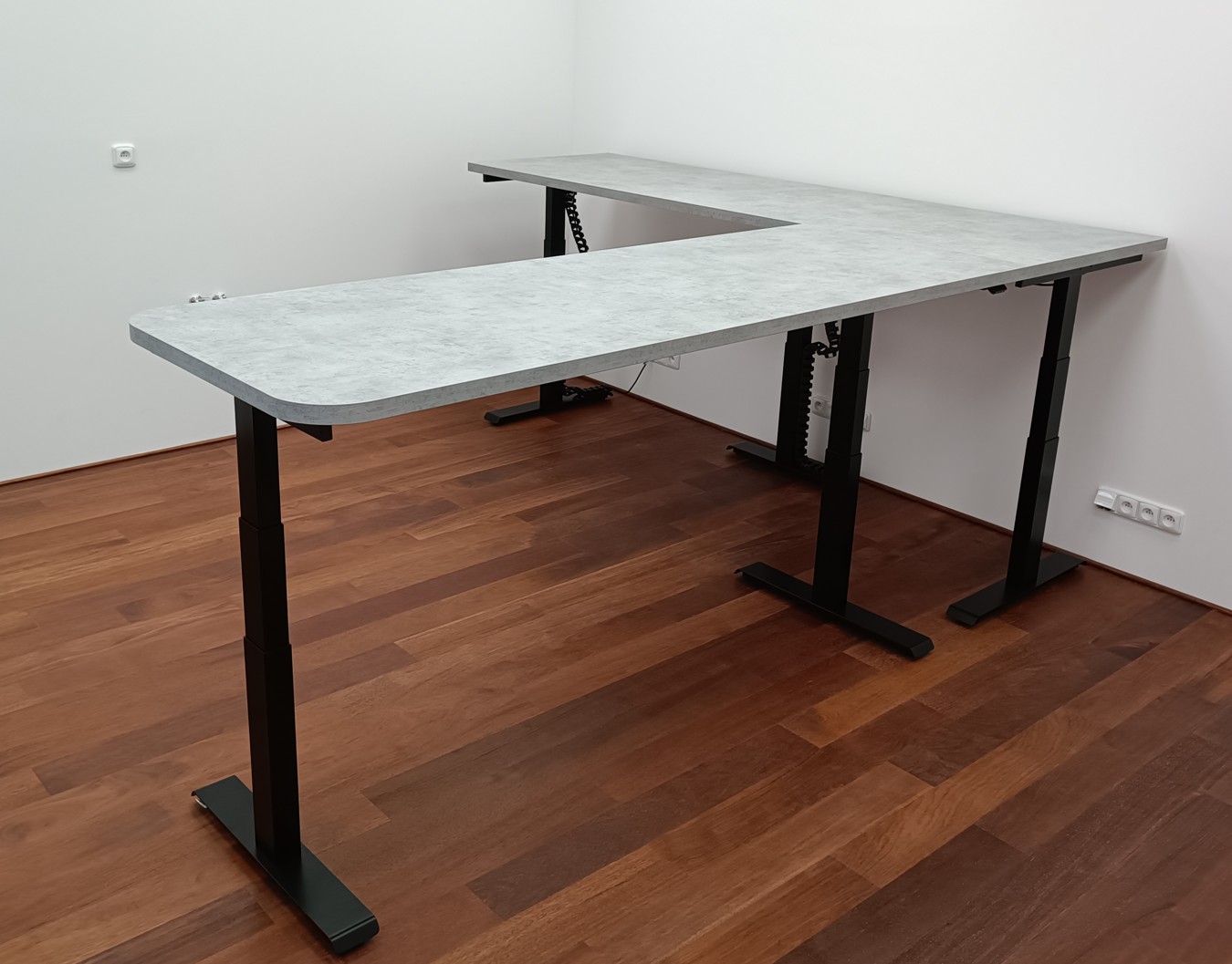 Realizace na míru: Luxusní rohový stůl DeskTherapy D5+ s technologií LINAK