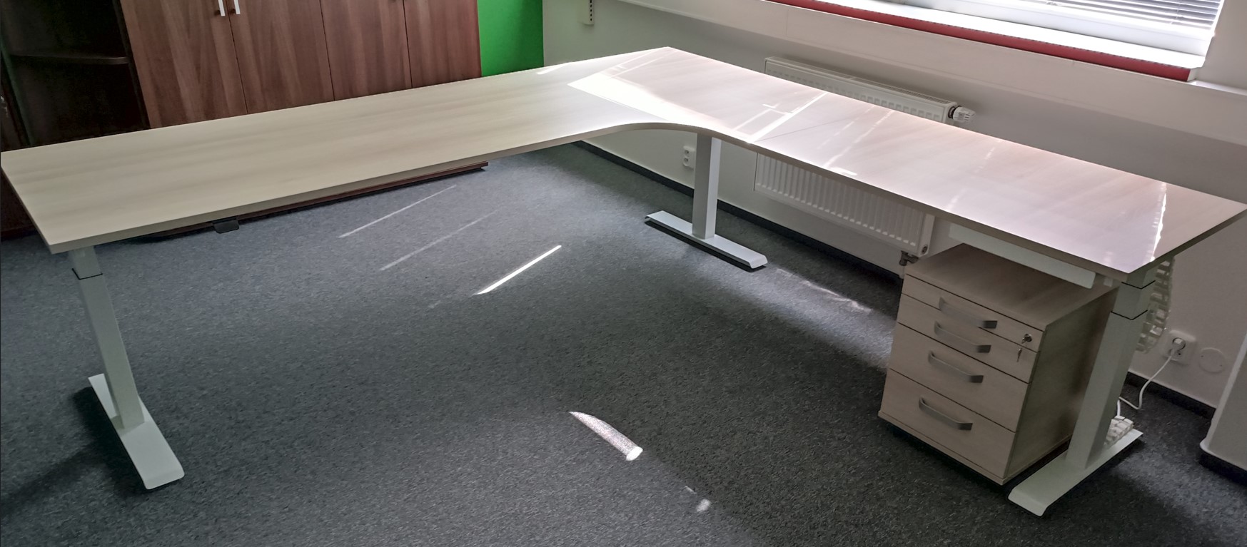 DeskTherapy D5+ velký rohový stůl s kontejnerem