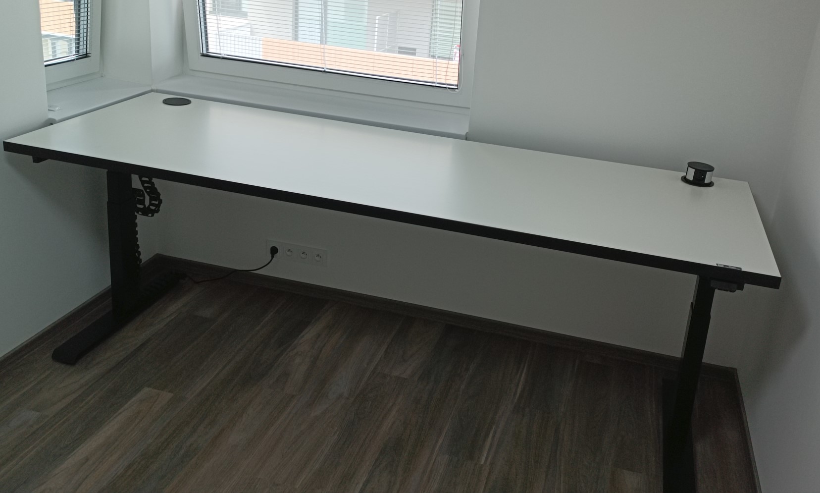 Velký výškově nastavitelný stůl 2500x800 mm - DeskTherapy D5+