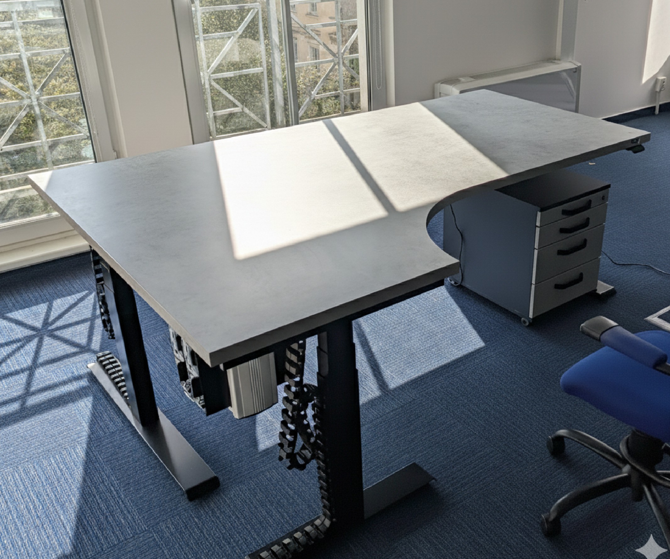 kancelarsky-kontejner-chigago-beton-stul-beton-monitory-2