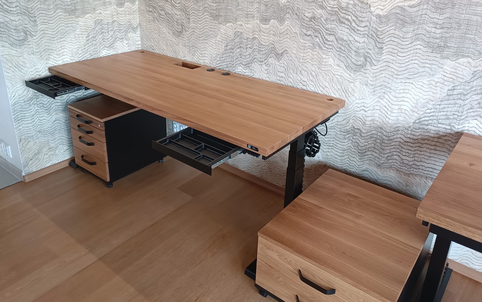 Desktherapy-d5-exclusive-vyskove-nastavitelny-stul-masiv-luxus