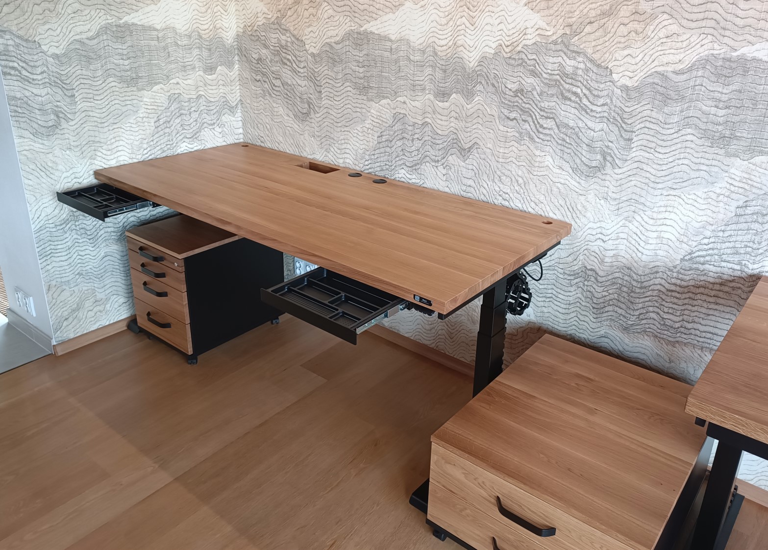 Desktherapy-d5-exclusive-vyskove-nastavitelny-stul-masiv-zasuvky