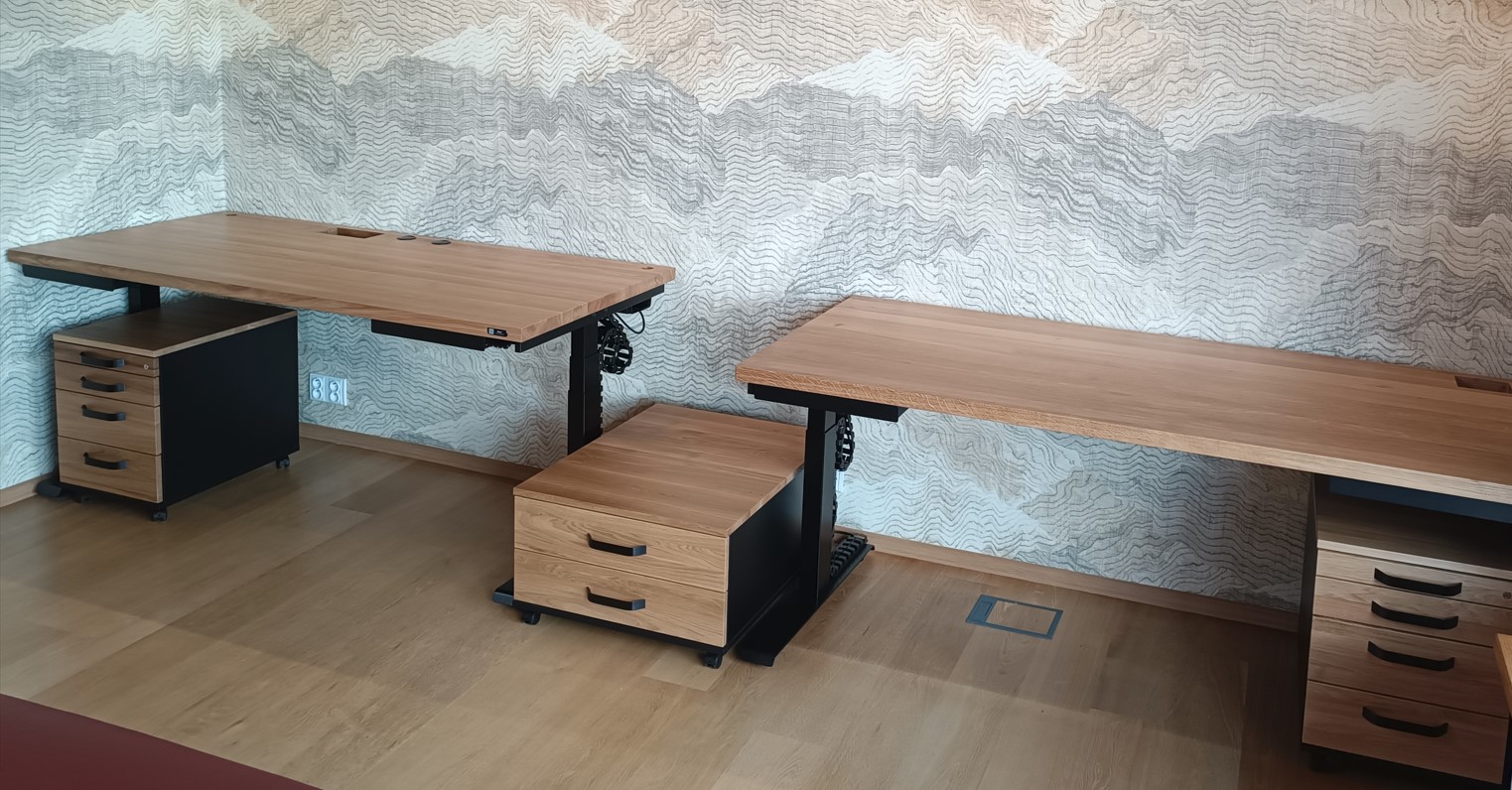 Desktherapy-d5-exclusive-vyskove-nastavitelny-stul-masiv