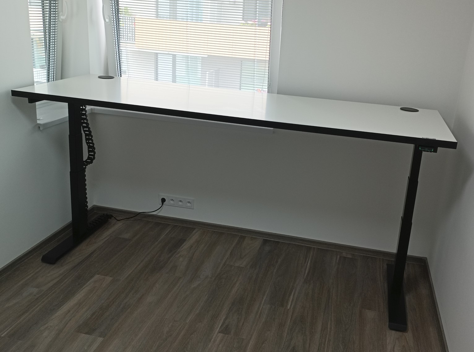 velky-vyskove-nastavitelny-stul-desktherapy-d5-linak