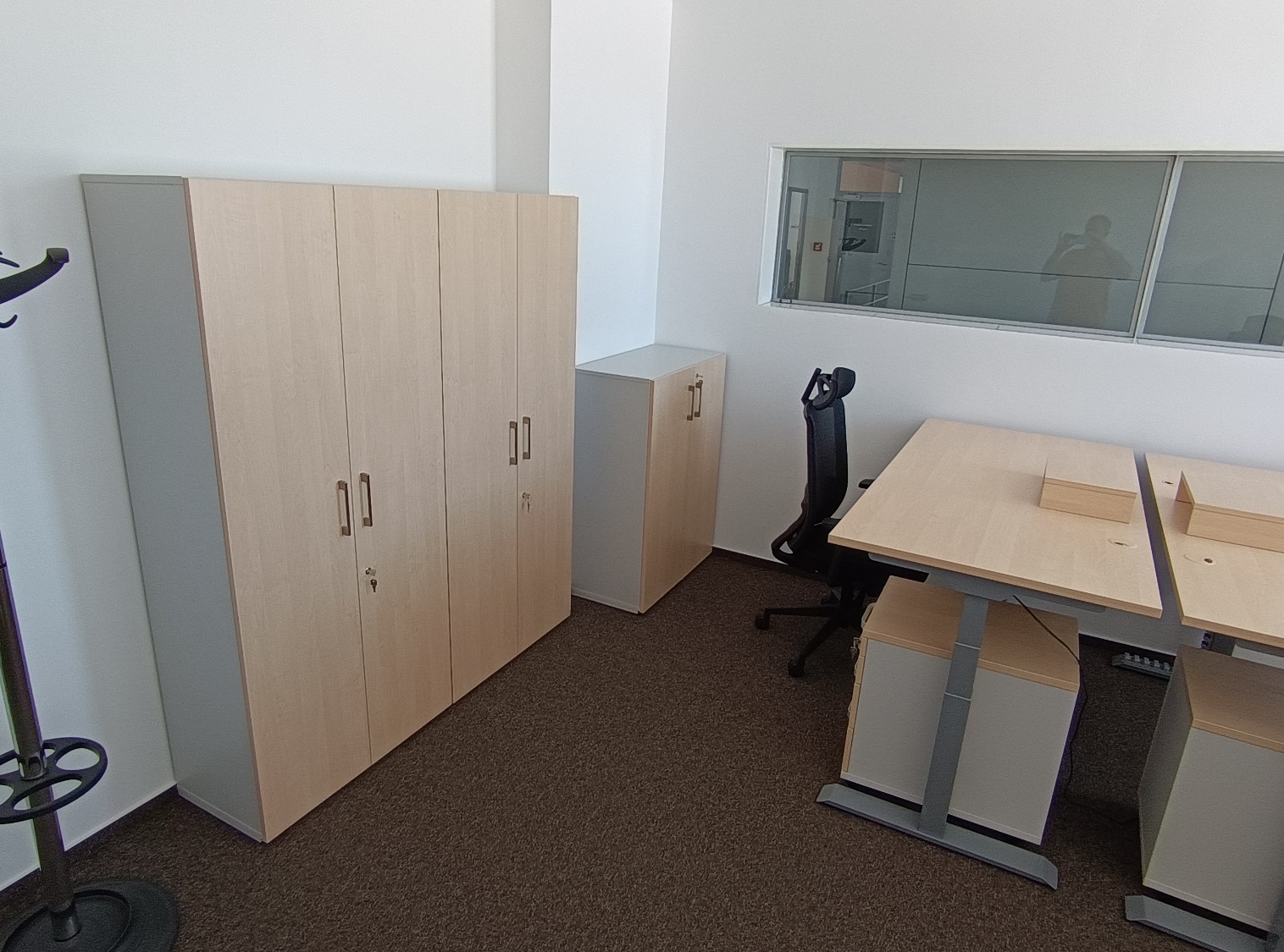desktherapy-a3-elektricky-nastavitelny-stul-briza-seda-podnoz-skrine