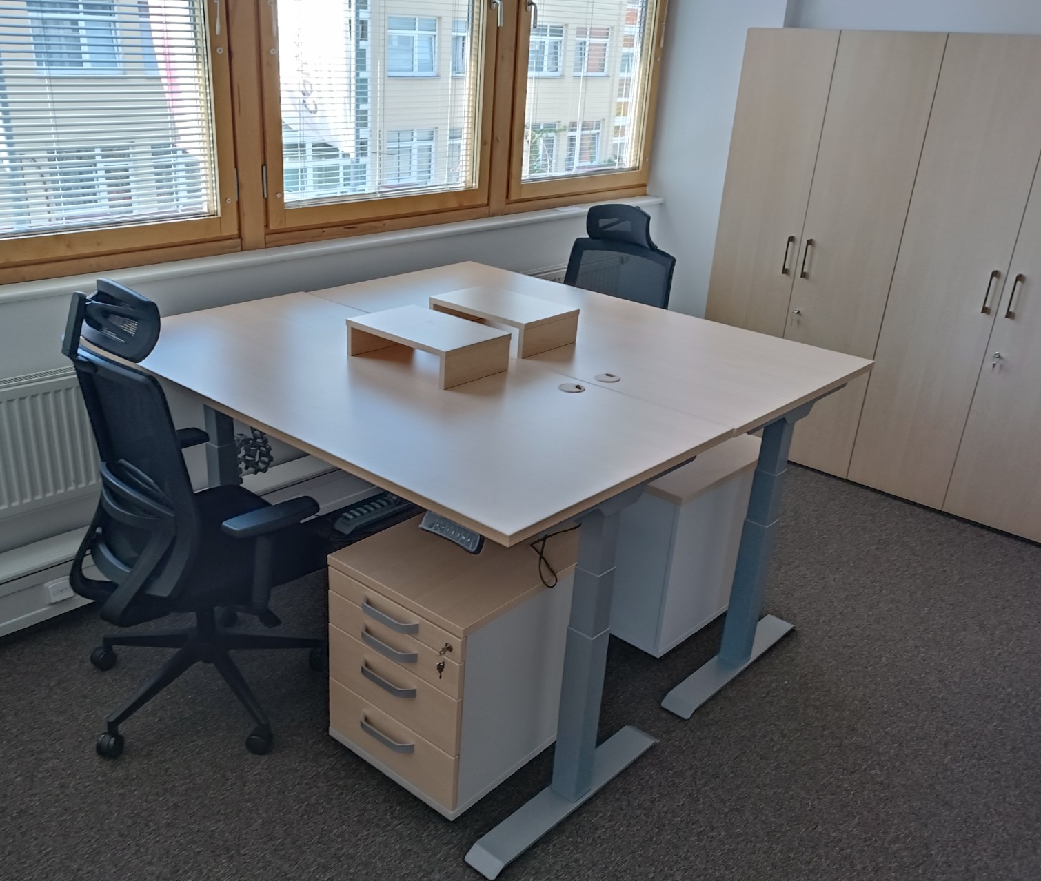 desktherapy-a3-elektricky-nastavitelny-stul-briza-seda-podnoz