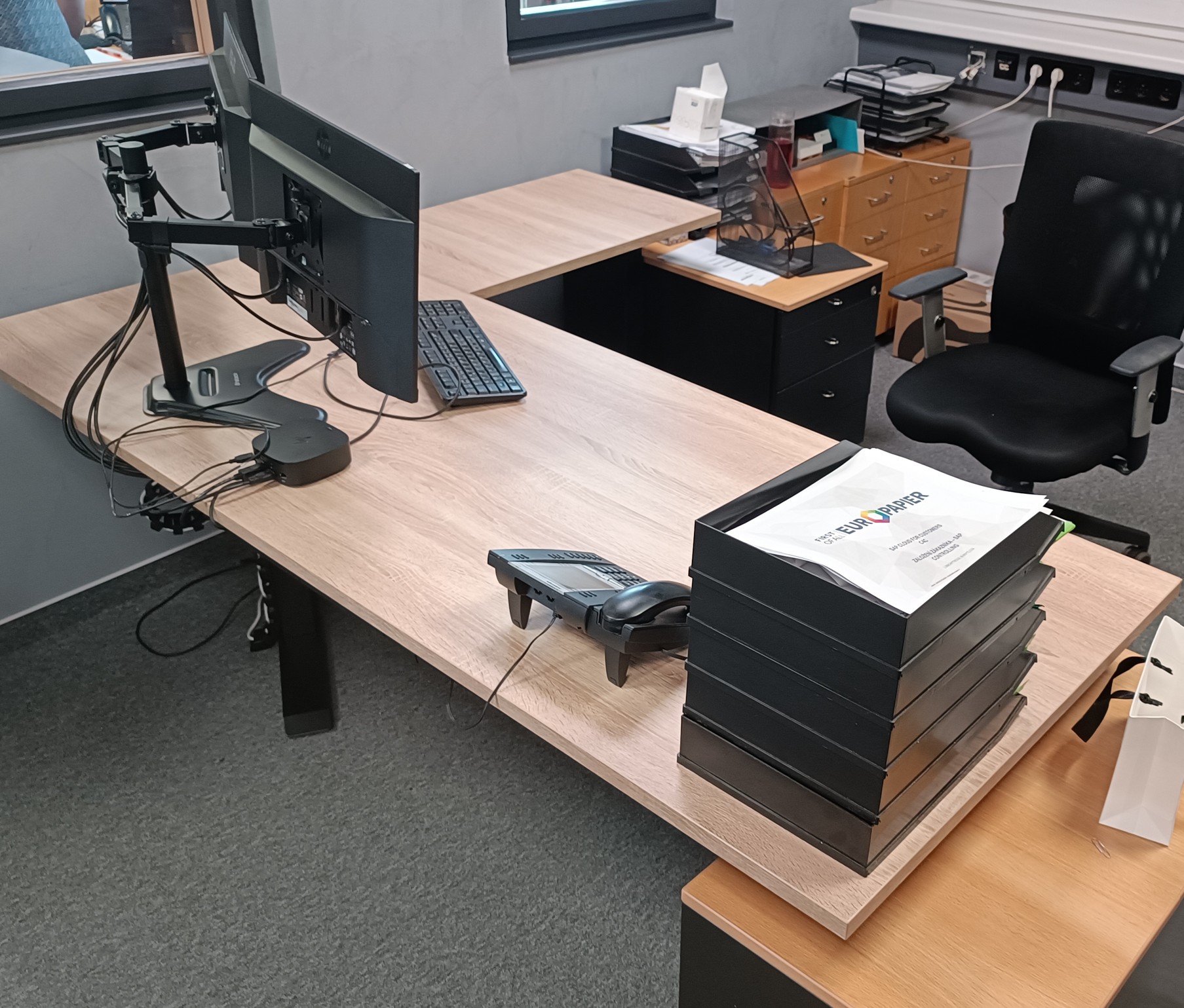 desktherapy-a3-vyskove-nastavitelny-rohovy-stul-europaper-elektricky