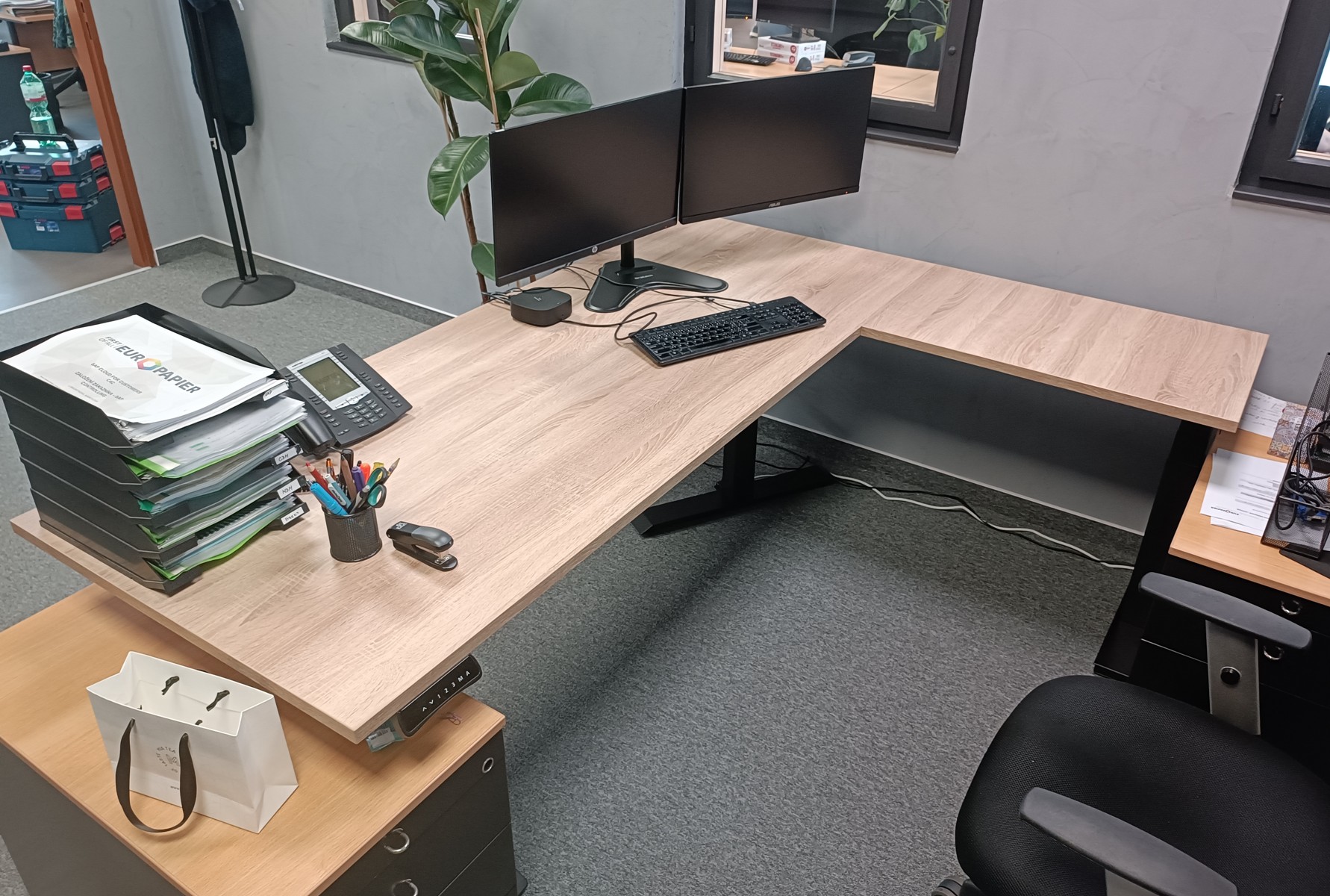 desktherapy-a3-vyskove-nastavitelny-rohovy-stul-europaper