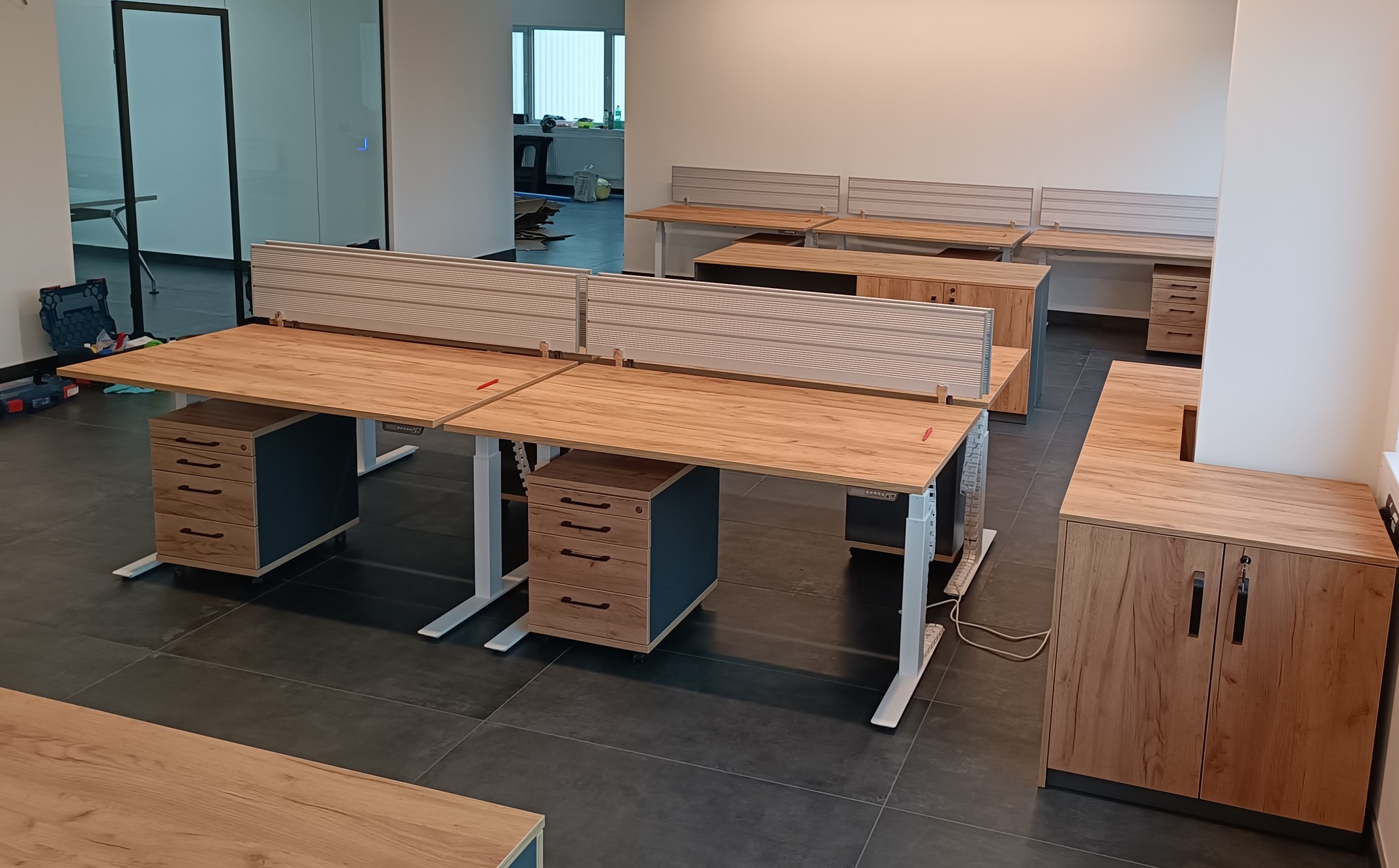 desktherapy-bosch-craft-zlaty-vyskove-nastavitelny-stul-ie5_1