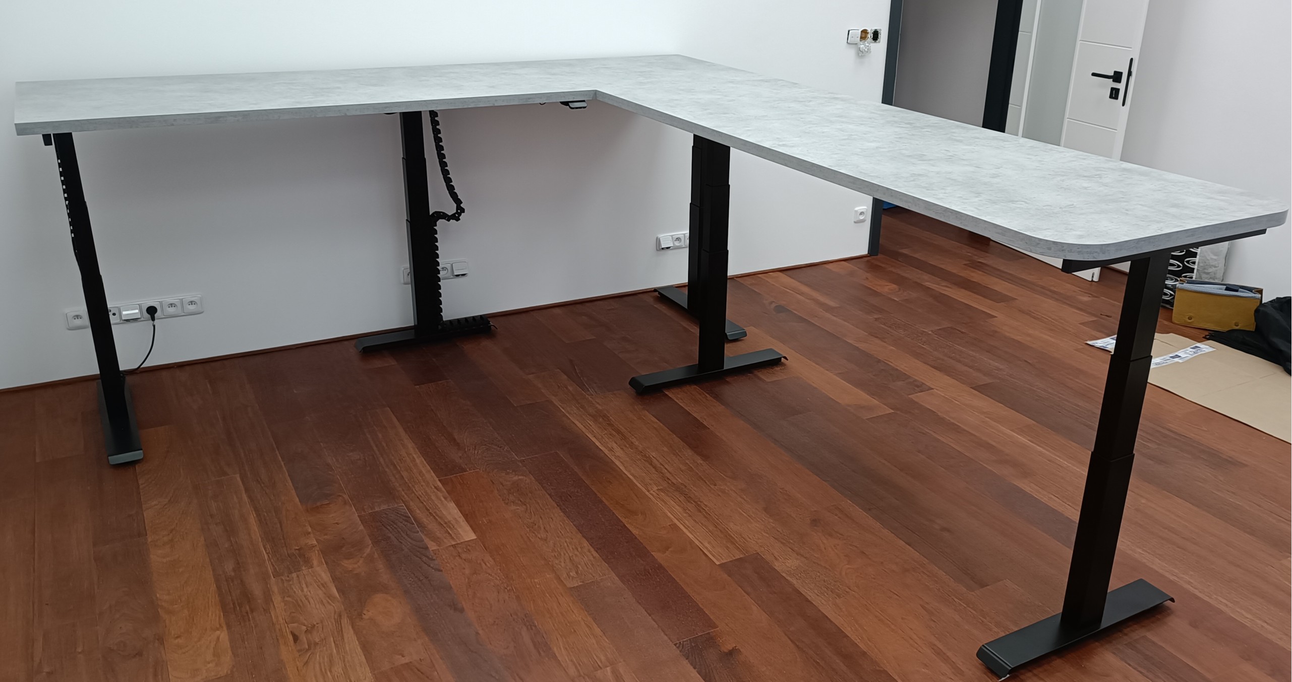 rohovy-velky-vyskove-nastavitelny-stul-desktherapy-d5