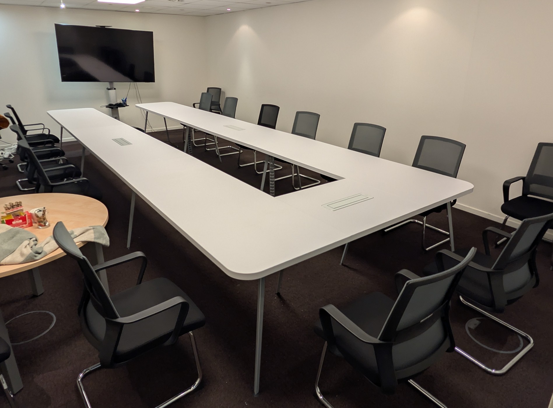 trig-jednaci-stul-velky-bily-luxusni