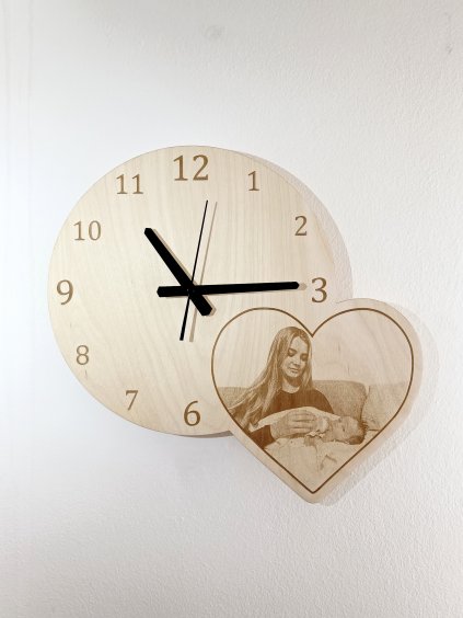 Dřevěné hodiny s vlastní fotografií v srdci