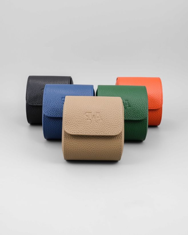 🧳 Signature Watchroll – pět barev, tři velikosti 🔹 Single pro jednu volbu. 🔹 Double pro každodenní rotaci. 🔹 Triple pro...