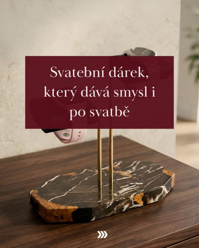 Svatební dárek, který nezůstane jen vzpomínkou. 🤍 Stojánek pro dva na její i jeho hodinky. Praktický, stylový a každý den...