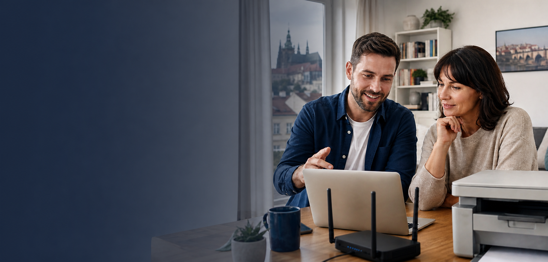 IT technik pomáhá zákazníkovi doma v Praze