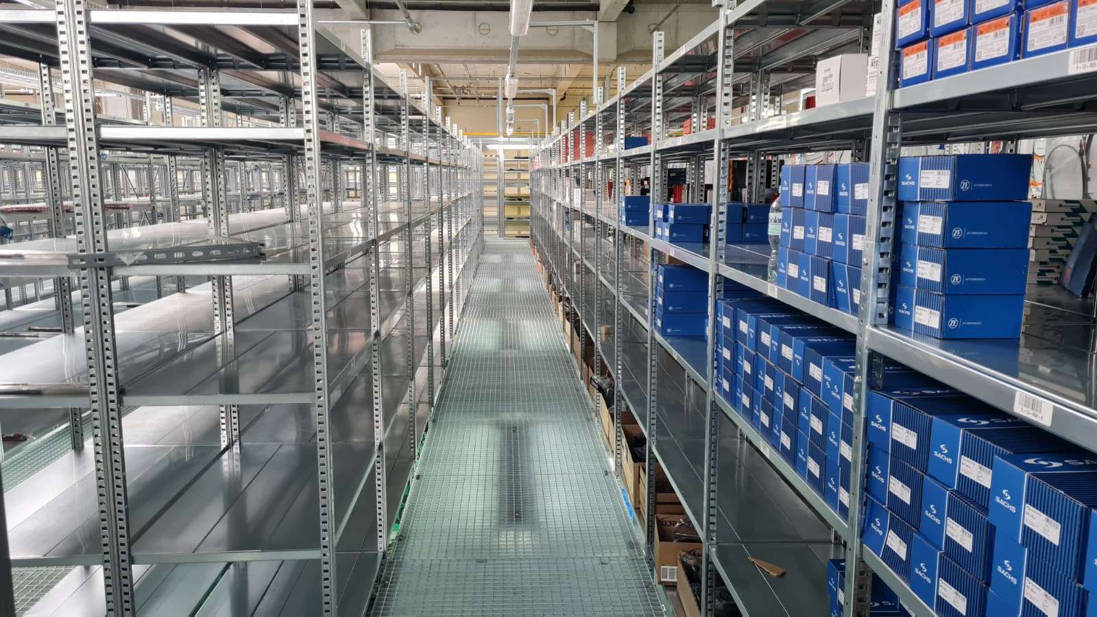 Regálové systémy pro efektivní skladování: 20 let zkušeností a  kalkulace zdarma