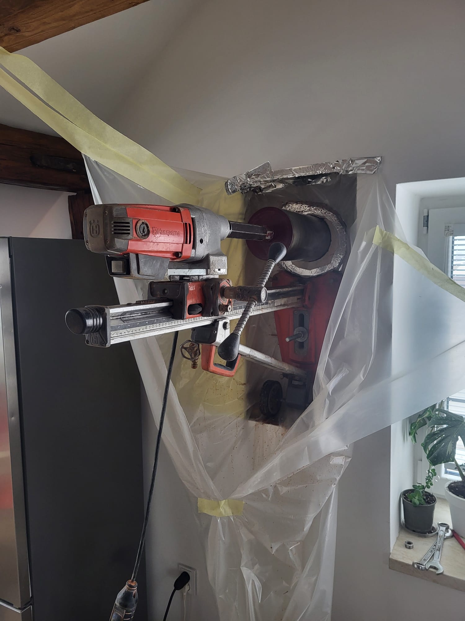 Příprava otvoru pro instalaci rekuperační jednotky Prana v sádrokartonové stěně.