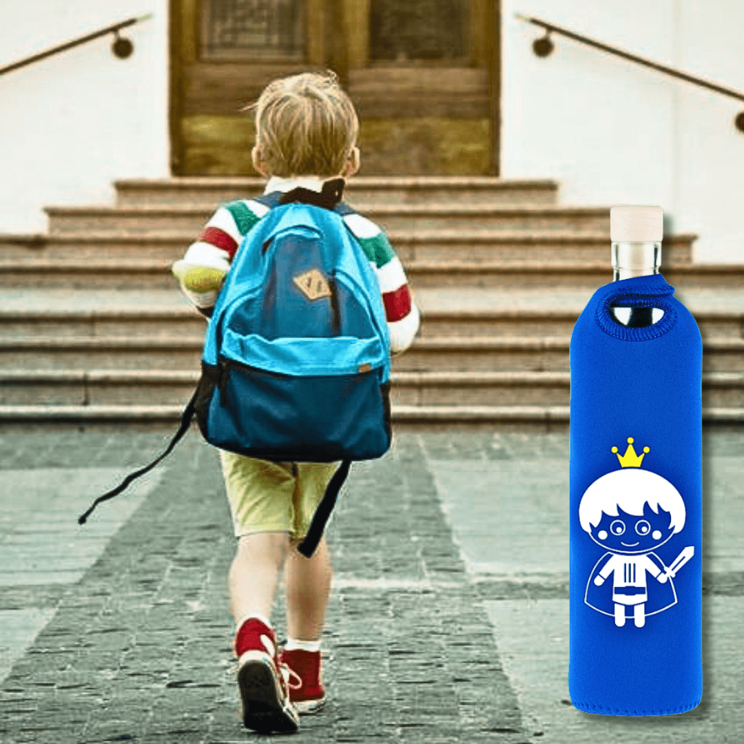 Kid with backpack walking to school; Flaska kids glass bottle “Knight” 0.3 L in blue neoprene sleeve on the right.