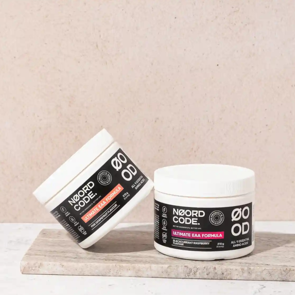 NoordCode Ultimate EAA Formula Blackcurrant Raspberry – prášková směs všech 9 esenciálních aminokyselin - lifestyle obrázek na světlém pozadí