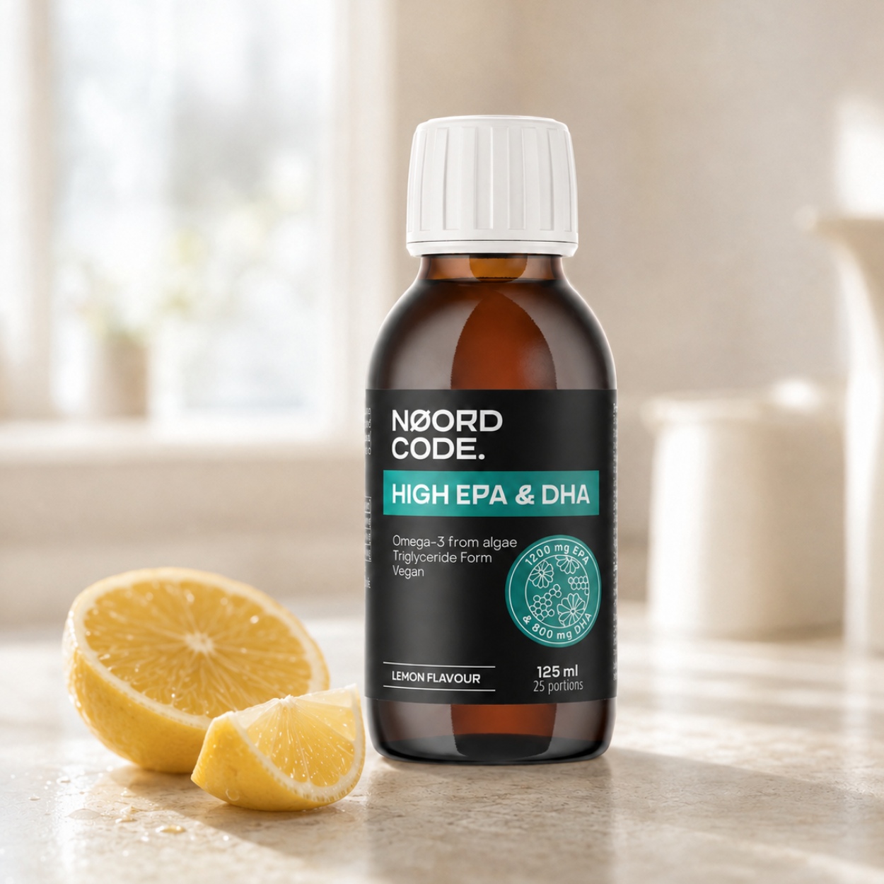 NoordCode High EPA & DHA Vegan Omega-3 Lemon – veganský řasový olej s EPA a DHA na neutrálním pozadí.