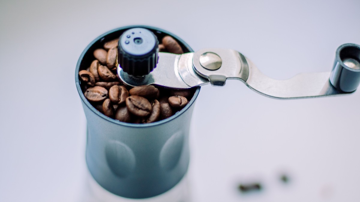 Jak správně namlít kávu na espresso, moka konvičku, filtr a french press