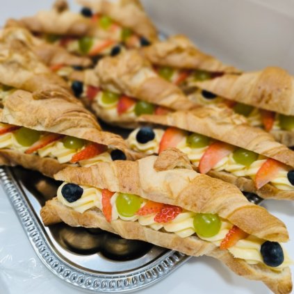 Plněný croissant s ovocem