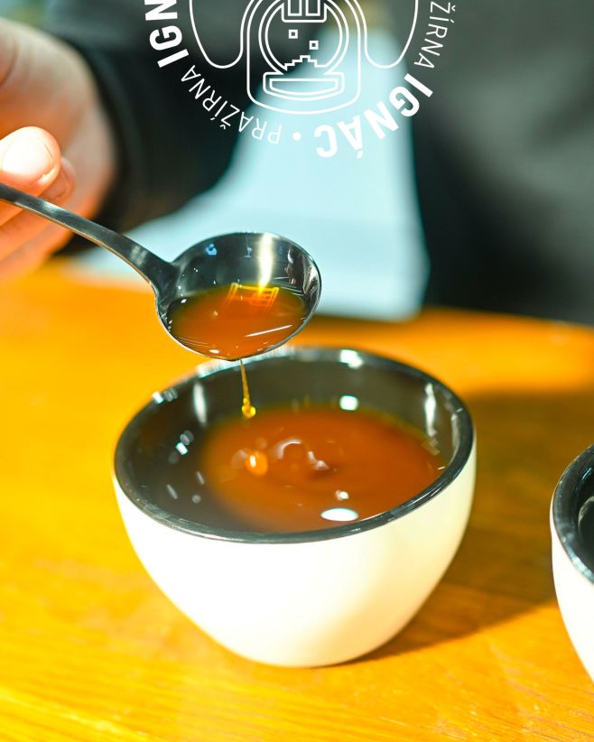 Nenápadná miska, ale velká věda uvnitř. ☕ Cupping je metoda, díky které dokážeme rychle odhalit vlastnosti kávy po...